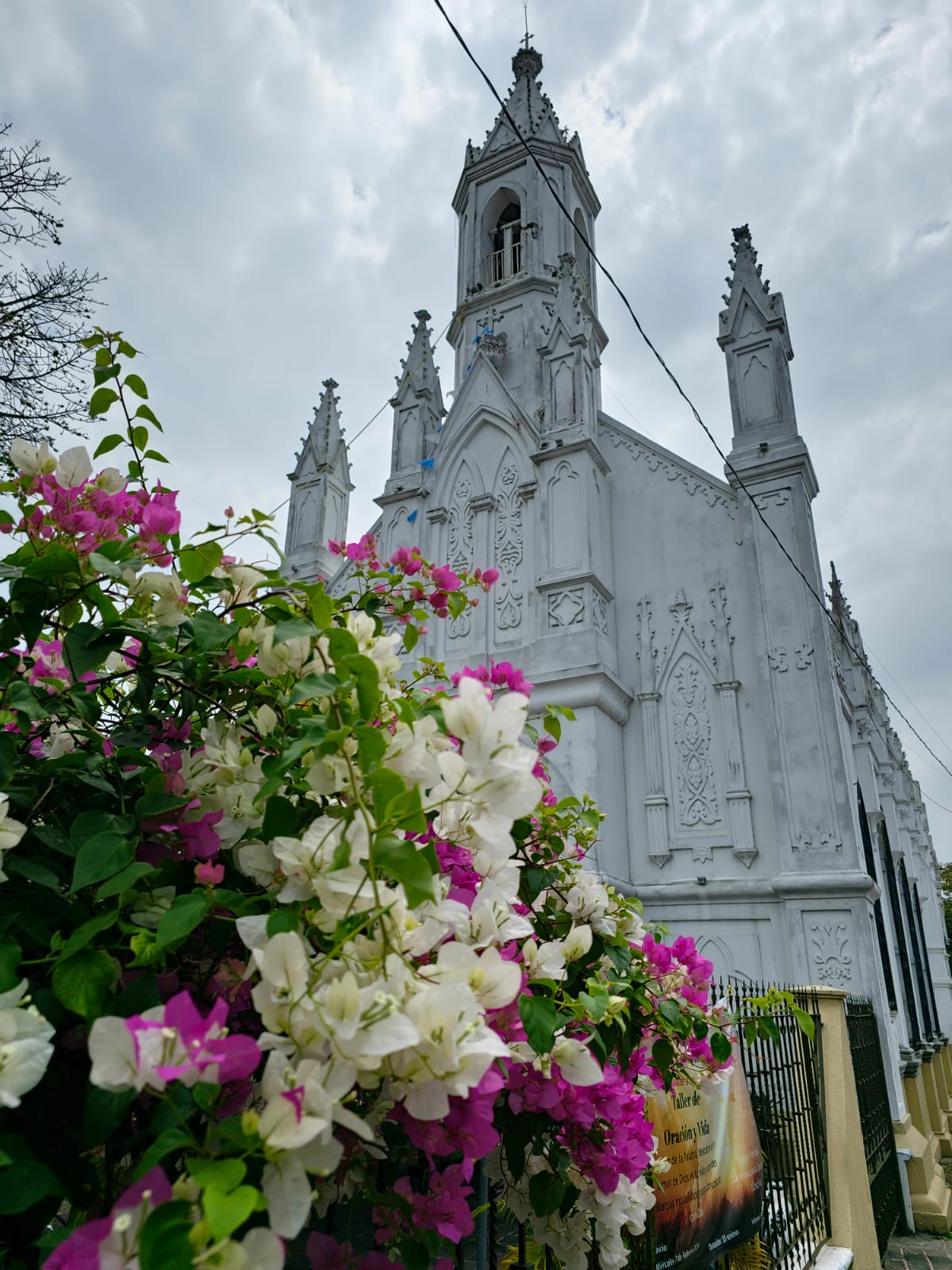 Foto de la fachada del Templo de Nuestra Señora de la Inmaculada Concepción, vista desde el atrio.